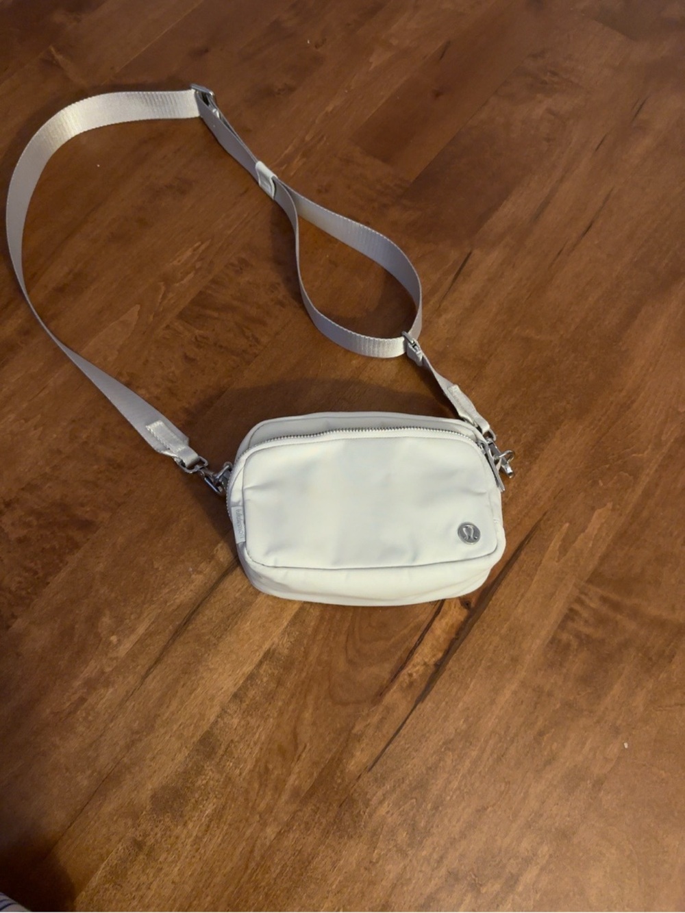 Lululemon Crossbody Camera Bag 2L White Opal Light Ivory EUC silver hardware